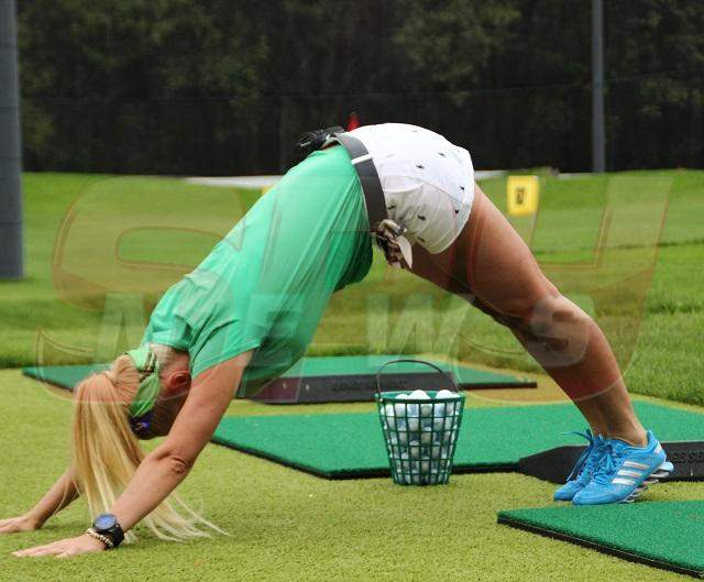 Partidă de golf incendiară! Rocsana Marcu şi Vica Blochina au ajuns pe mâna unui spaniol! Nu le-ai văzut niciodată pe cele două blonde sexy în astfel de ipostaze!