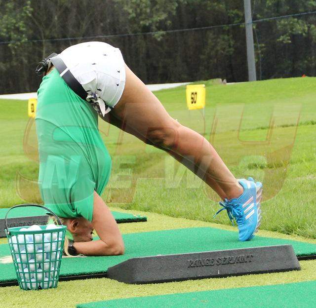 Partidă de golf incendiară! Rocsana Marcu şi Vica Blochina au ajuns pe mâna unui spaniol! Nu le-ai văzut niciodată pe cele două blonde sexy în astfel de ipostaze!