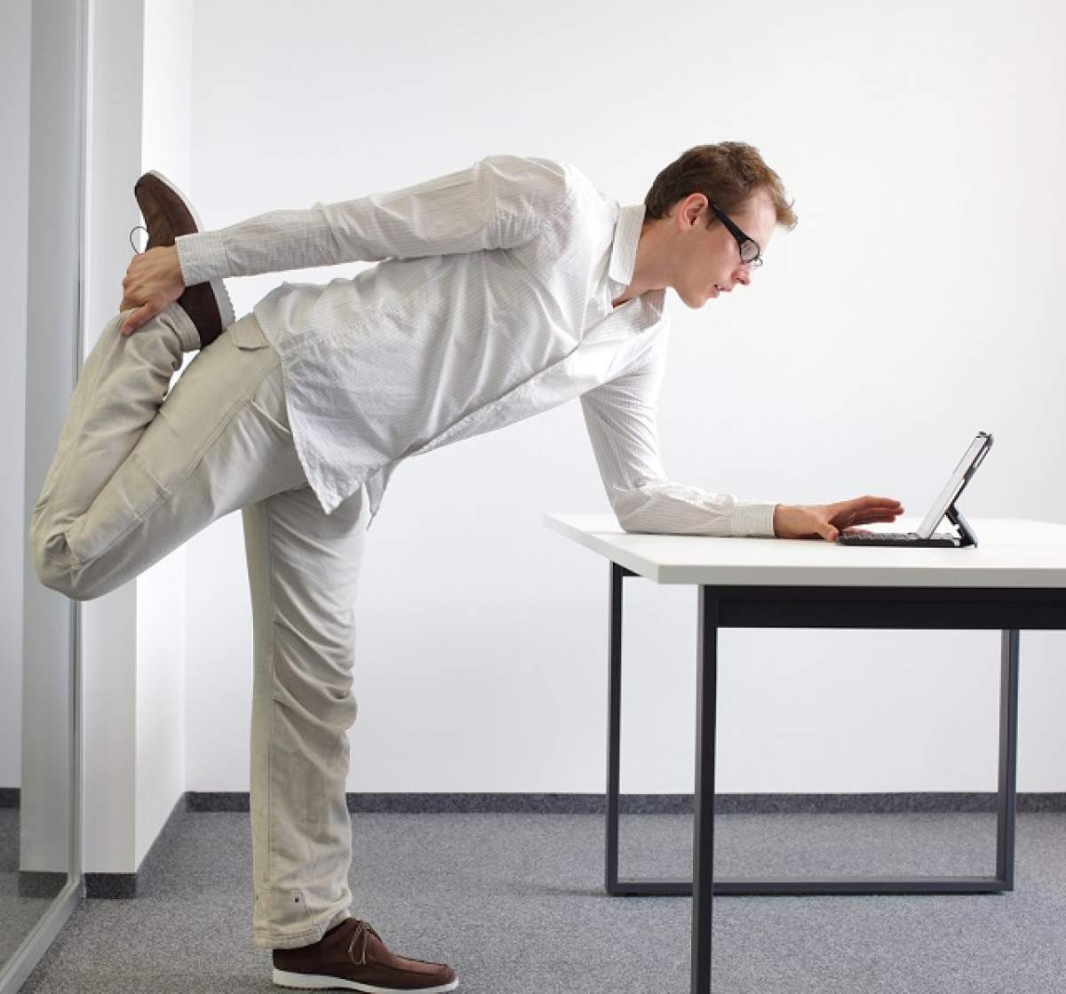 Exerciţii uşoare pentru când stai la birou, care te ajută să nu te îngraşi