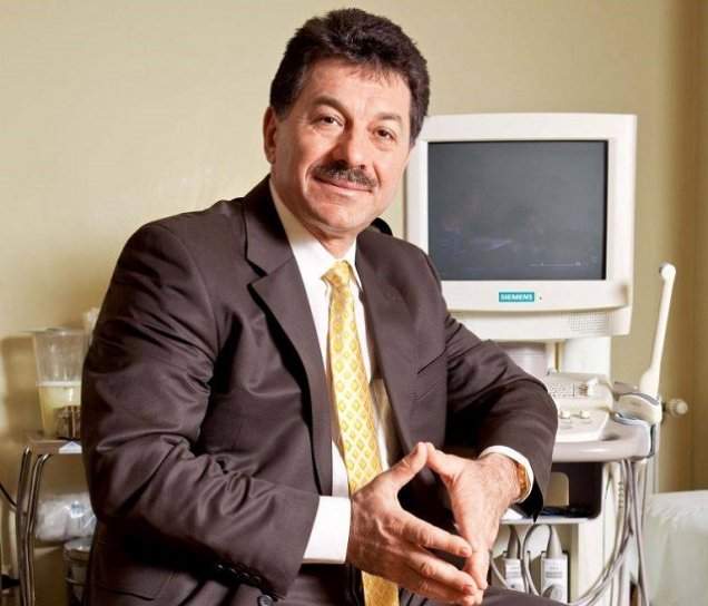 Scandal cu ameninţări şi îmbrânceli la înmormântarea milionarului sinucigaş! Vezi cum au apărat-o 20 de "gorile" pe văduvă!