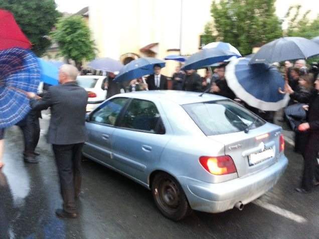 Scandal cu ameninţări şi îmbrânceli la înmormântarea milionarului sinucigaş! Vezi cum au apărat-o 20 de "gorile" pe văduvă!
