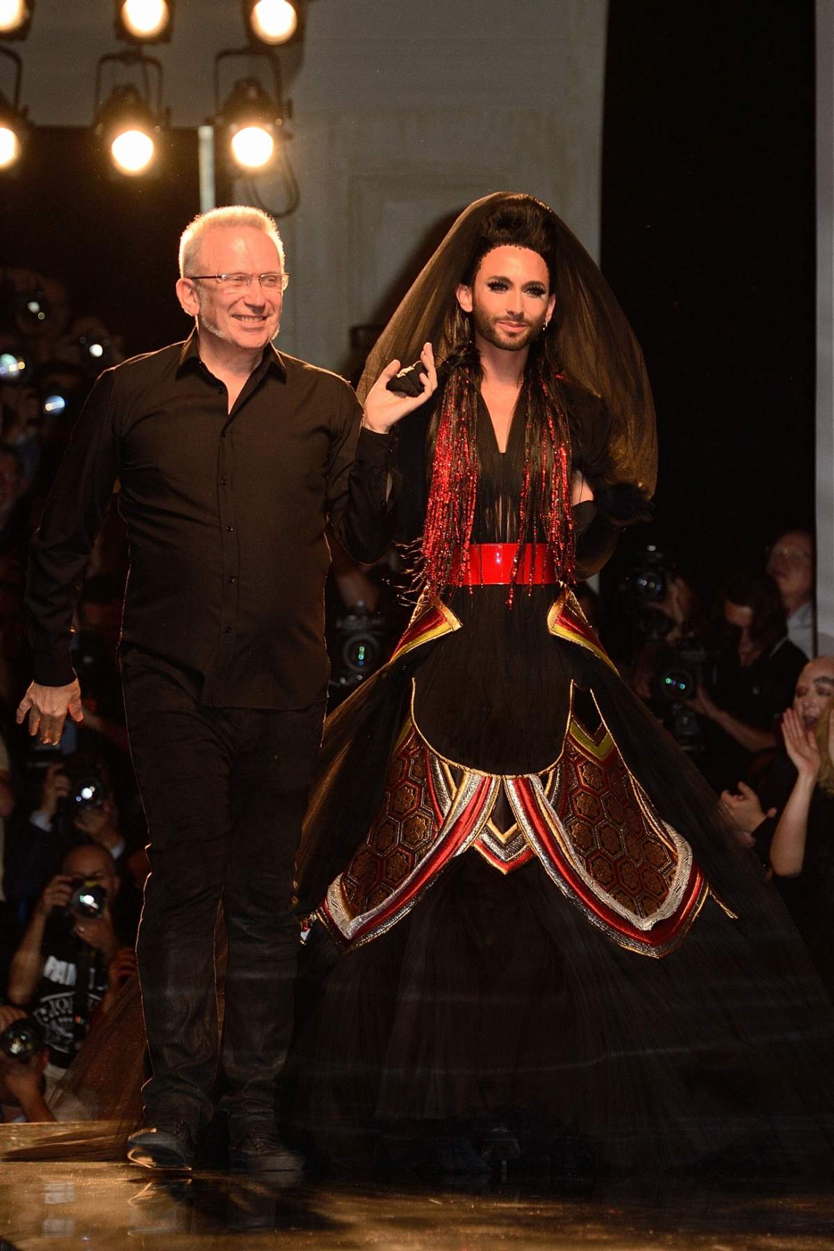 Am trăit s-o vedem şi pe asta! Uite-o pe "cântăreaţa cu barbă" Conchita Wurst defilând pe un podium de modă!