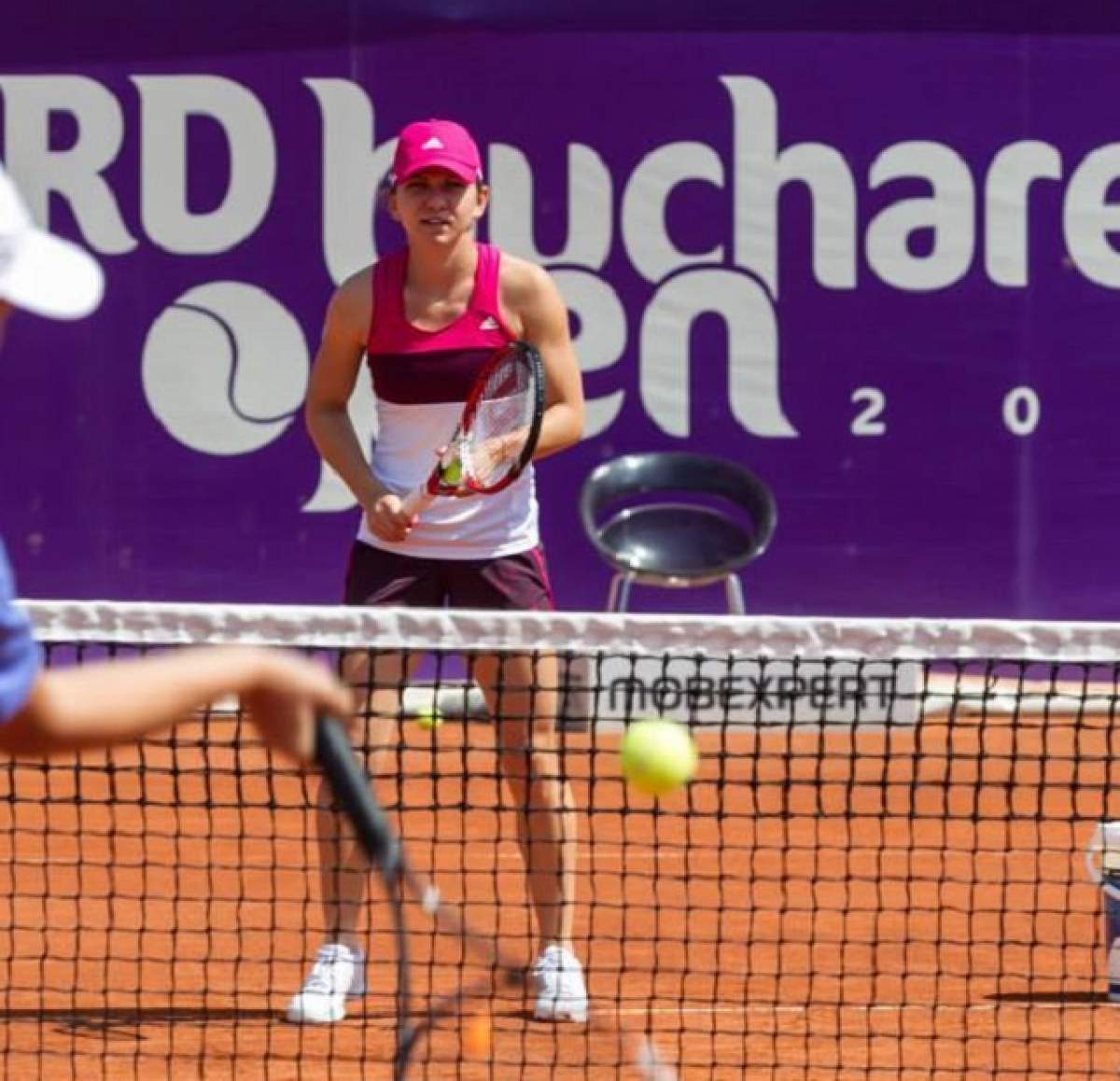 Simona Halep s-a calificat în finala turneului de la Bucureşti! Tenismena a învins-o pe Monica Niculescu cu scorul de 6-2, 4-6, 6-1