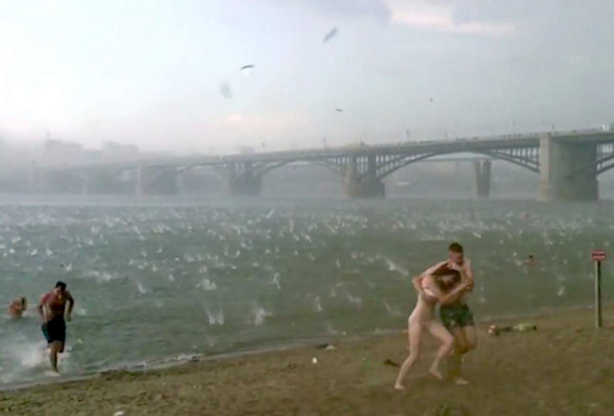 VIDEO A plouat cu gheaţă pe plajă! Au venit cu gând de bronz, dar au avut parte de şocul vieţii lor