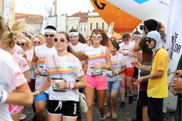 FOTO Ireal! Carmen Negoiță, vopsită din cap până în picioare cu prafuri colorate!