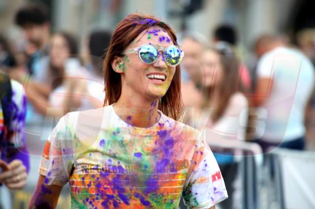 FOTO Ireal! Carmen Negoiță, vopsită din cap până în picioare cu prafuri colorate!
