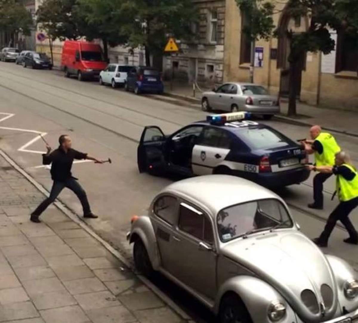 VIDEO Scenă demnă de filmele de acţiune! Este uimitor cum a atacat un bărbat doi ofiţeri de poliţie