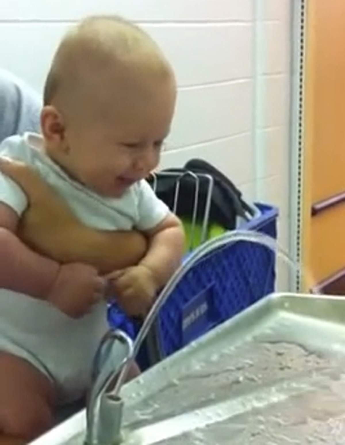 VIDEO Adorabil! Cum reacţionează un bebeluş când vede cum curge apa la robinet!