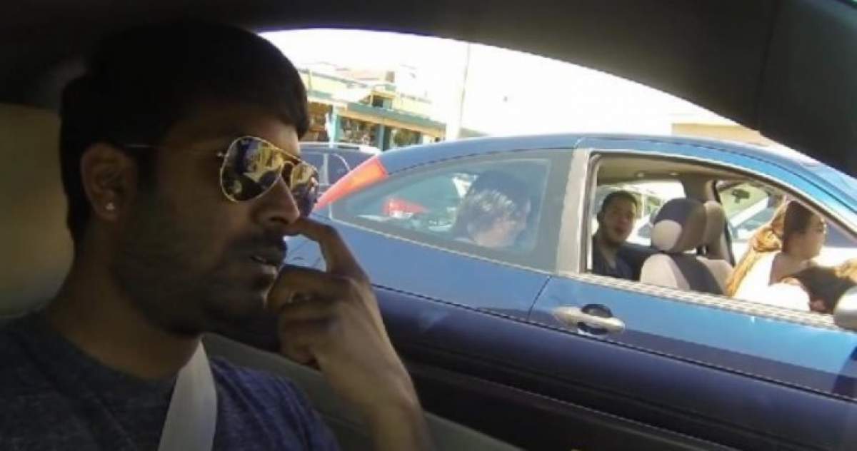 VIDEO Din ciclul "Ce farse se pot face în trafic"! S-a scărpinat în nas şi a filmat întreaga scenă! Cum au reacţionat ceilalţi şoferi