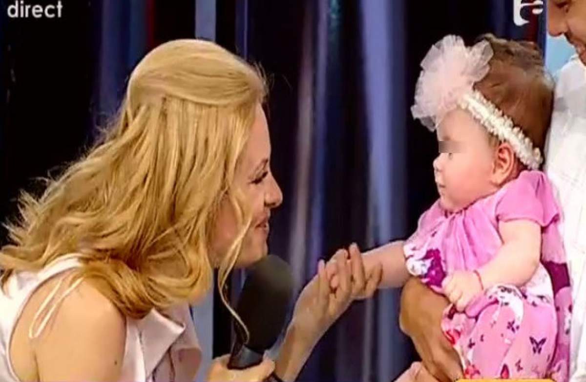 VIDEO Fetiţa Oanei Roman, pentru prima dată într-un platou de emisiune! Micuţa a adormit în braţele tatălui!