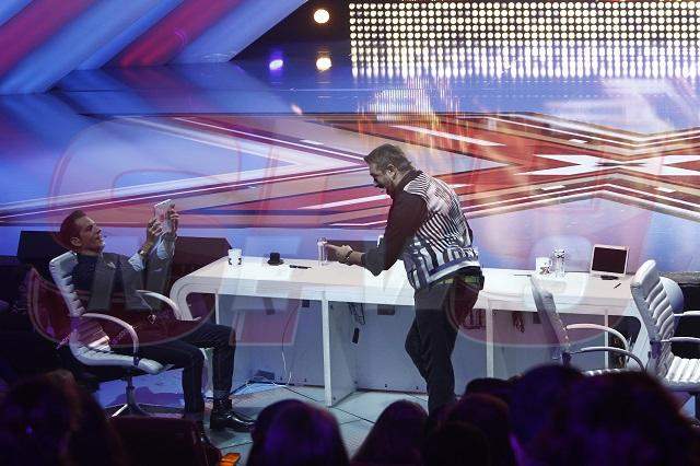 FOTO EXCLUSIV! Ce NU SE VEDE la X Factor! I-am surprins pe juraţi şi pe prezentatori în cele mai neaşteptate ipostaze