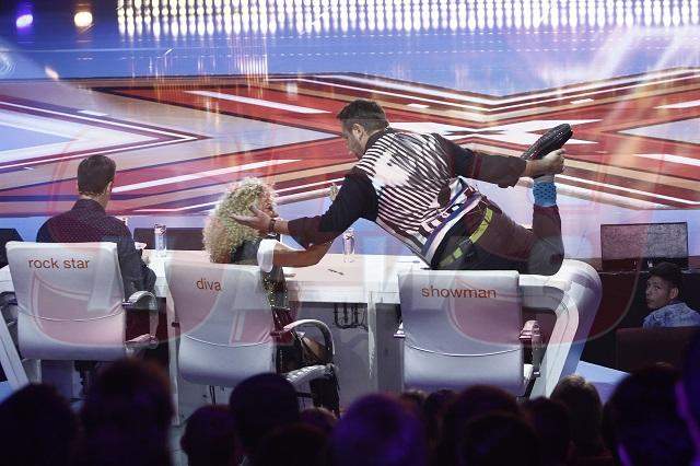 FOTO EXCLUSIV! Ce NU SE VEDE la X Factor! I-am surprins pe juraţi şi pe prezentatori în cele mai neaşteptate ipostaze