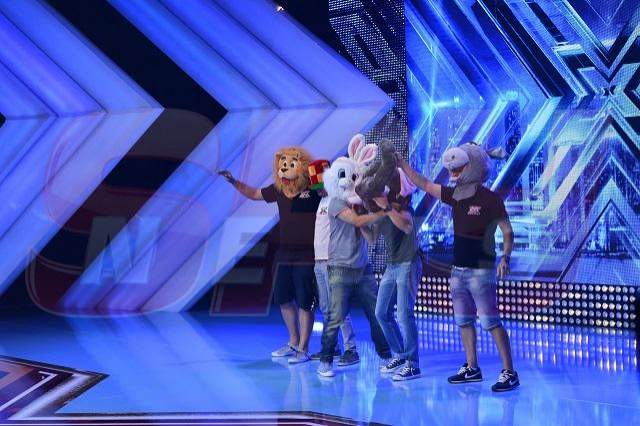 FOTO EXCLUSIV! Ce NU SE VEDE la X Factor! I-am surprins pe juraţi şi pe prezentatori în cele mai neaşteptate ipostaze