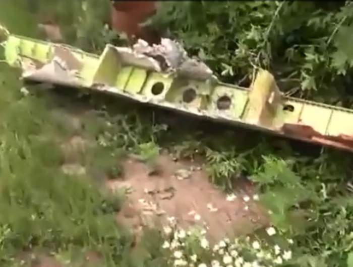 Noi IMAGINI de la locul în care s-a prăbuşit avionul Malaysia Airlines! Uite ce-a mai rămas din cursa MH17!
