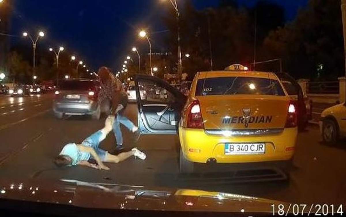 18+ VIDEO TERIFIANT! Un tânăr şi un taximetrist s-au bătut ca-n filme, în Capitală! Momentul de GROAZĂ a fost filmat de un trecător