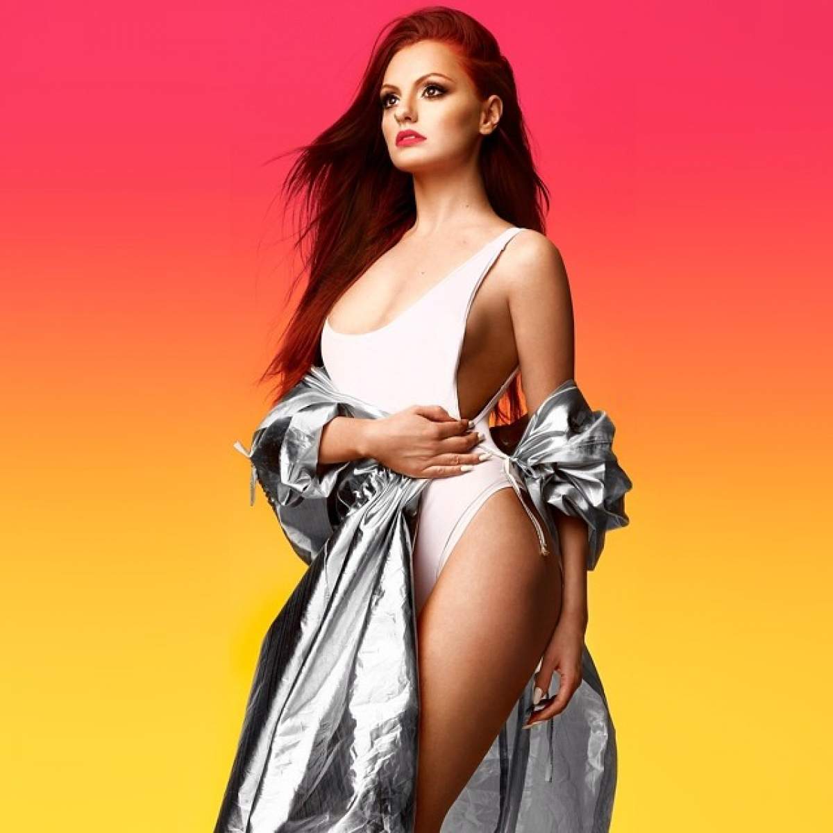 Alexandra Stan şi-a scos sânii la înaintare şi ne arată ce abdomen plat are! Cum arată artista în bikini