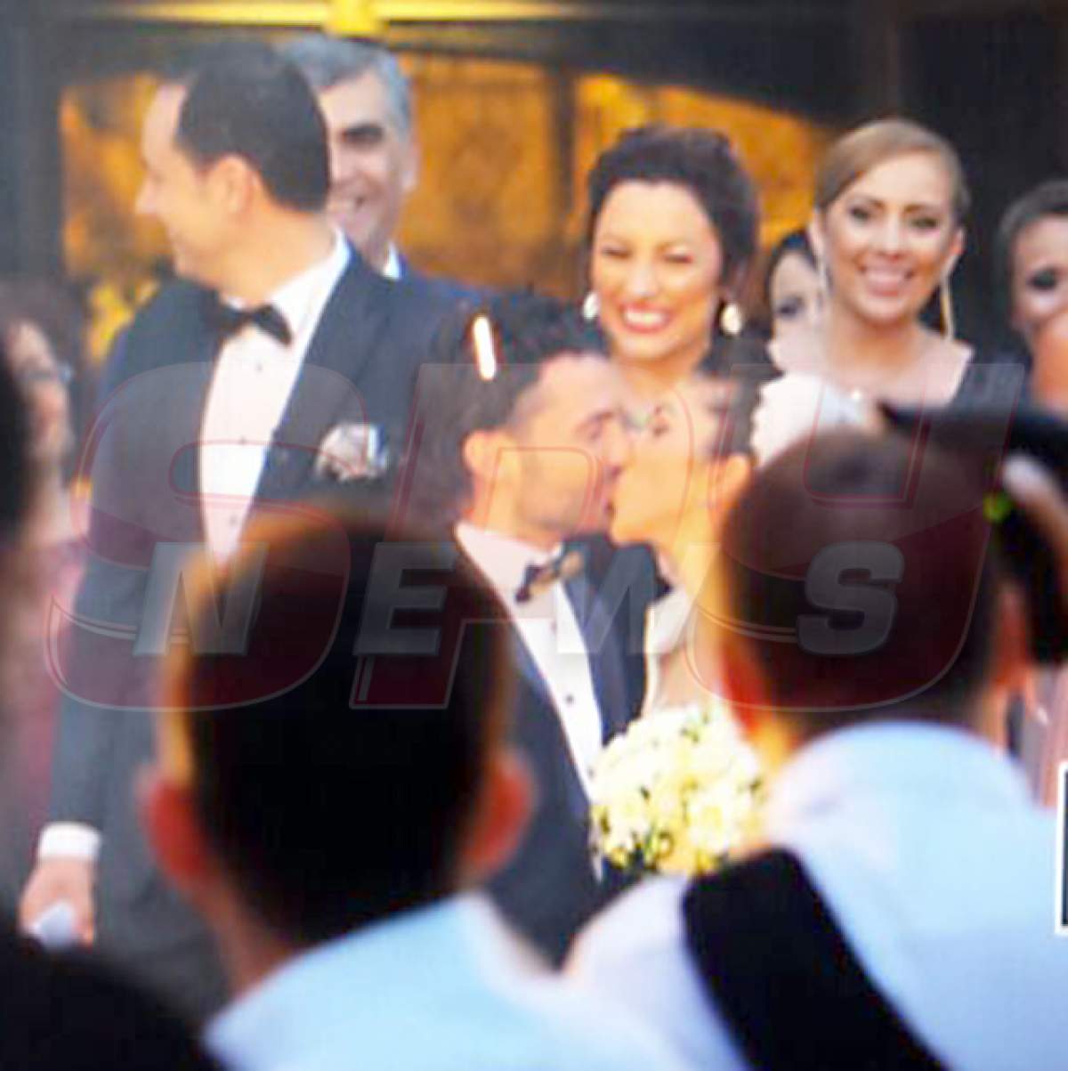VIDEO Cel mai important moment al zilei! Pepe şi Raluca, primul sărut ca soţ şi soţie, în faţa bisericii