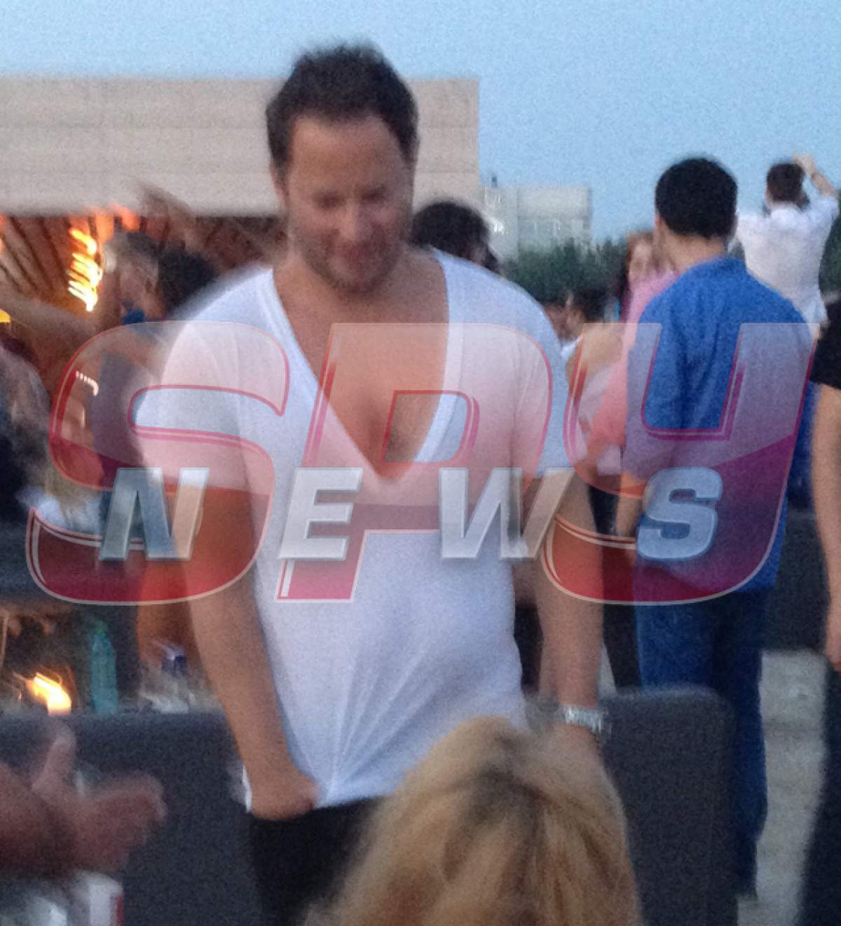 Un celebru actor de la Hollywood, dărâmat de aburii alcoolului, pe o plaja din staţiunea Mamaia! Imagini explicite!