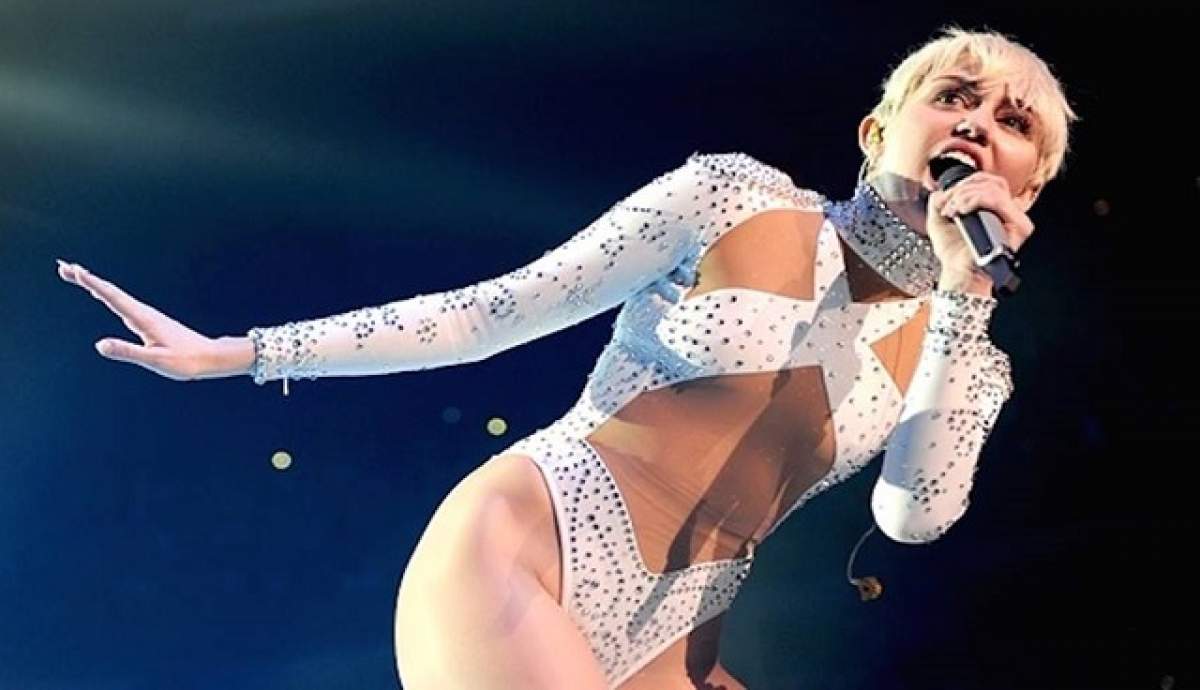 Miley Cyrus s-a pozat în sânii goi! Fanii au rămas gură-cască!