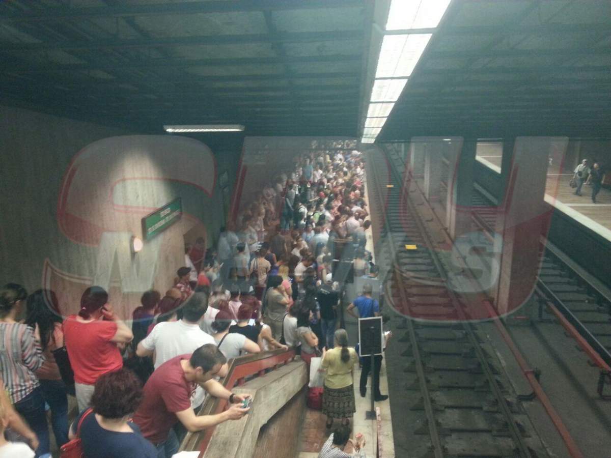 SCENE ŞOCANTE la metrou! Un bărbat a fost scos pe braţe de cei de la pază!