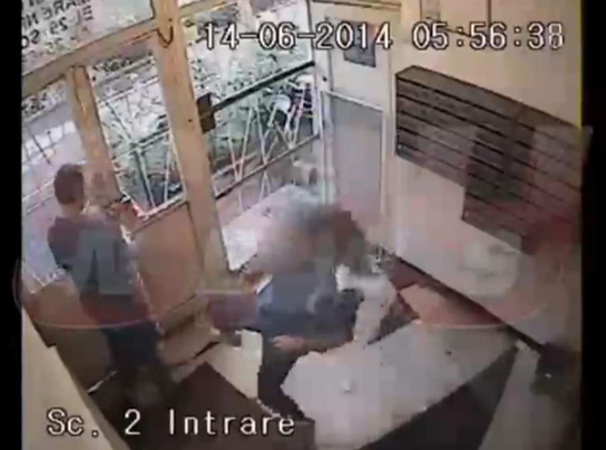 VIDEO EXCLUSIV Perversul care a vrut să agreseze o tânără în scara unui bloc a fost prins de poliţiştii bucureşteni!
