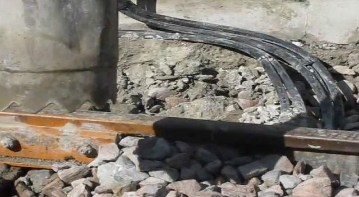 VIDEO Accident cumplit! Un copil de 12 ani a murit după ce a adormit pe calea ferată