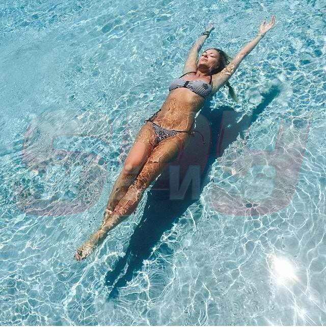 De la pupitrul "X Factor", direct în Grecia! Delia Matache e fierbinte, frige, frige! Bluza transparentă şi lipsa sutienului au lăsat la vedere tot