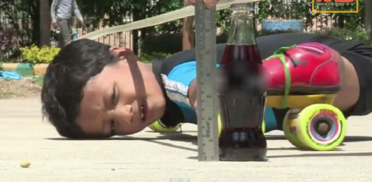 VIDEO A trecut în nici o jumătate de minut pe sub 39 de maşini! La şase ani a fost declarat cel mai flexibil copil din lume