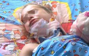 VIDEO INCREDIBIL! O fetiţă de 10 ani, la un pas de moarte, după ce un copil a împins-o de pe trambulina de 5 metri! Imagini tulburătoare