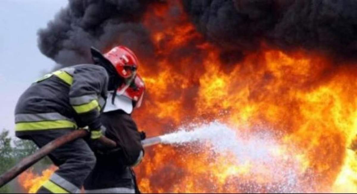 Incendiu devastator în Capitală! Trei lumânări au făcut o casă scrum