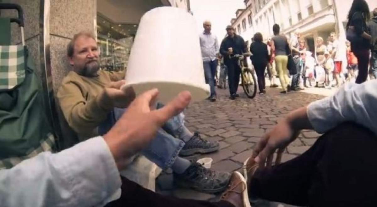 VIDEO Au împrumutat găleata unui cerşetor! Ce a urmat a lăsat fără cuvinte o lume întreagă