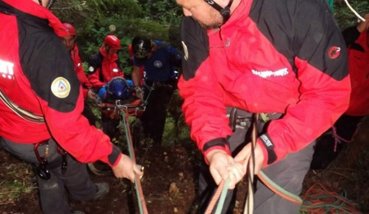 Atenţie la traseele montane nemarcate! Un turist şi-a găsit sfârşitul pe fundul unei prăpăstii