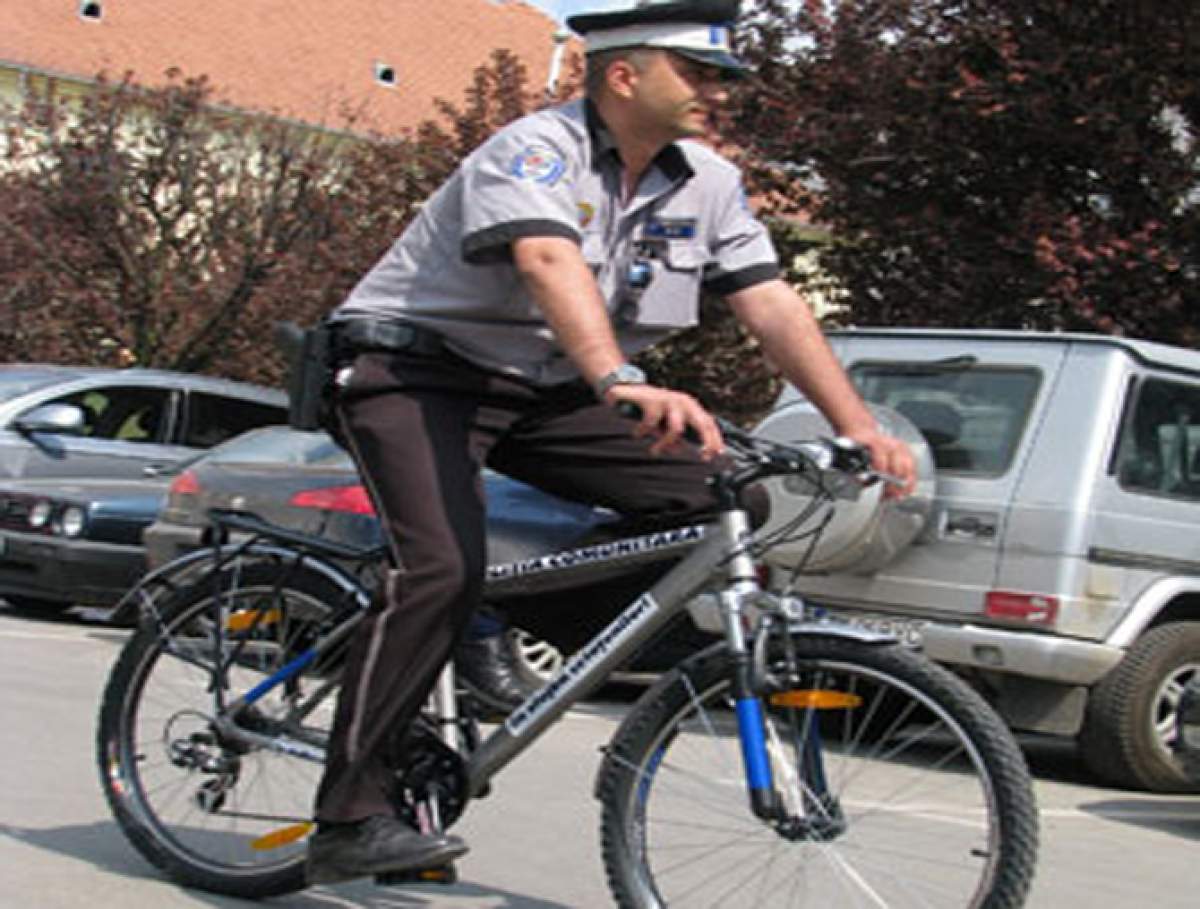 Incredibil! Poliţiştii bucureşteni împrumută biciclete şi scutere de la prieteni. Ce fac cu ele?  Numai unui poliţist i-ar trece prin cap aşa ceva!