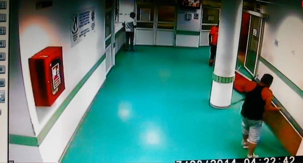 ŞOCANT! Imagini incredibile cu un bărbat care un devastează spital!