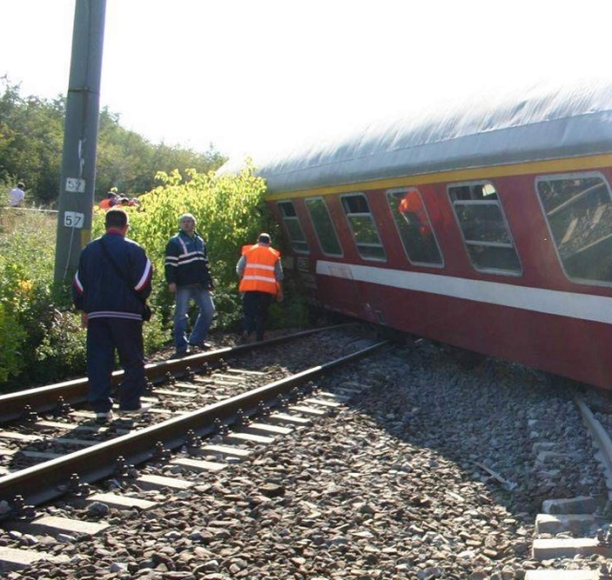 Tren deraiat din cauza viituri! Patru persoane au fost rănite!
