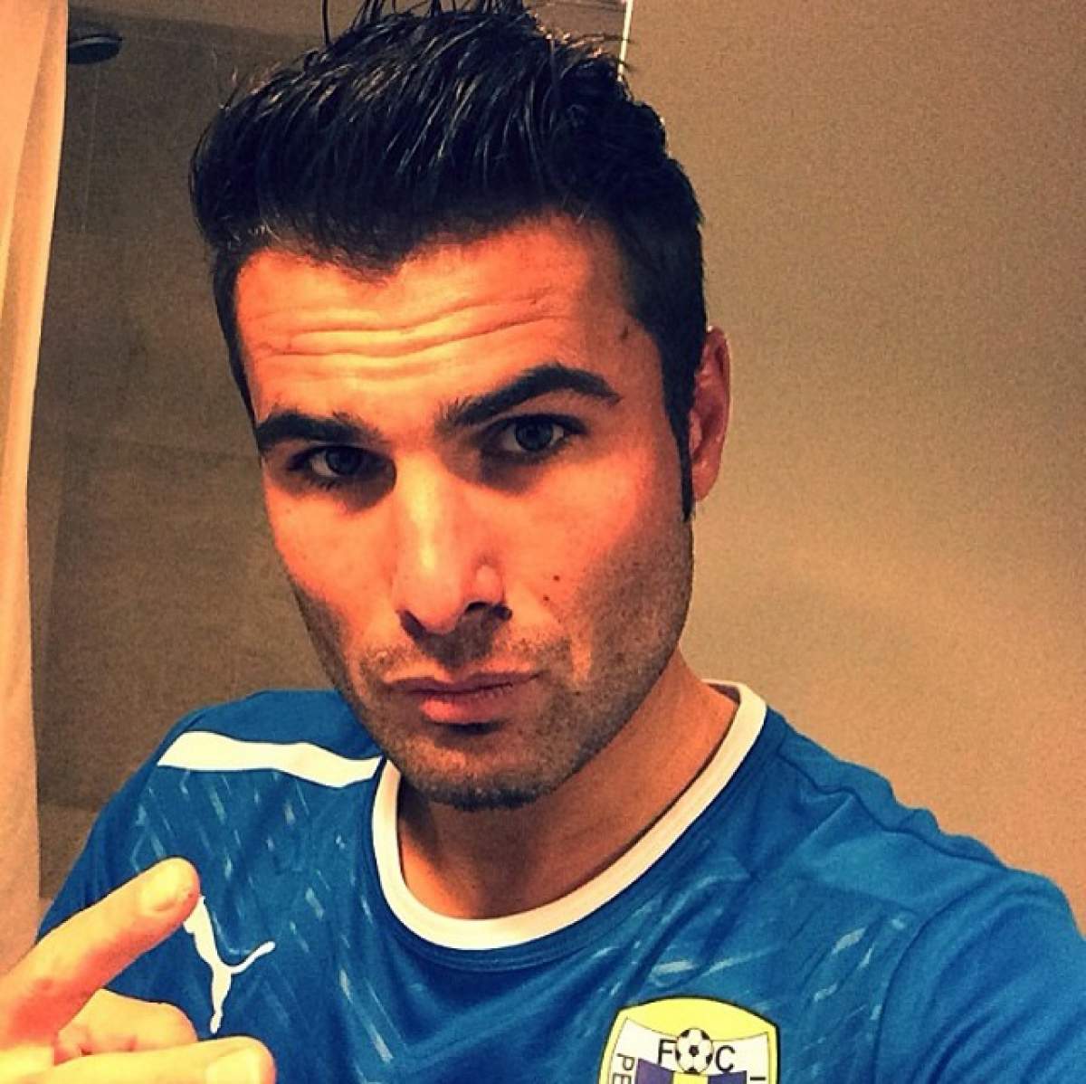 Adrian Mutu, la bustul gol şi cu mâna în zona intimă! "Cam penibil în ultima vreme şi pe teren şi în afara lui"