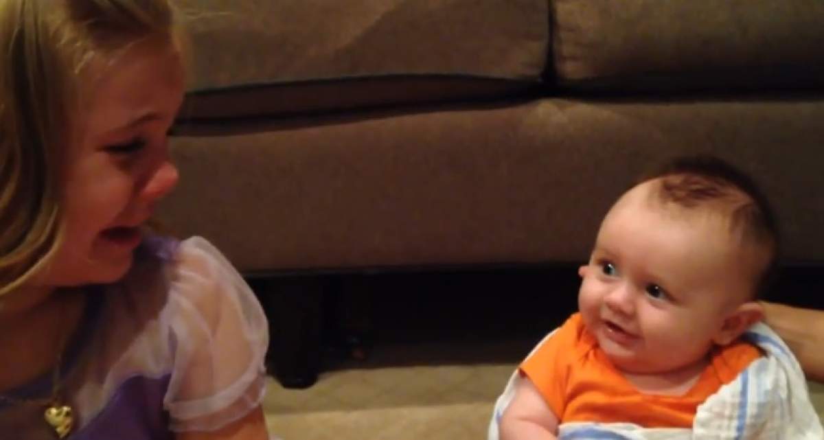 VIDEO Cum reacţionează o fetiţă când aude că fratele ei va creşte