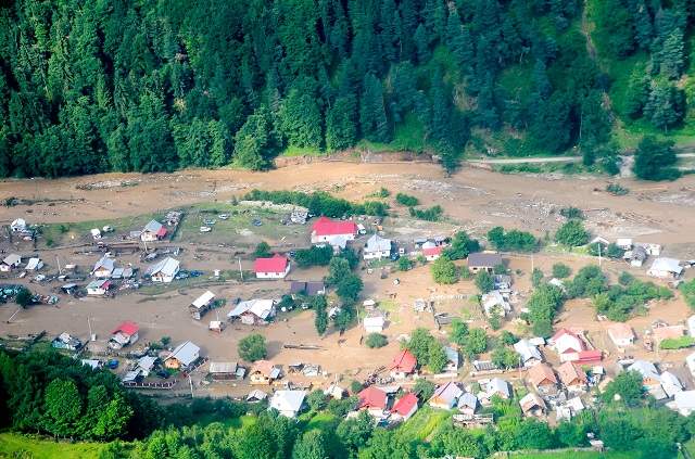 FOTO Imagini cumplite de la inundaţii! Sute de gospodării, înghiţite de ape