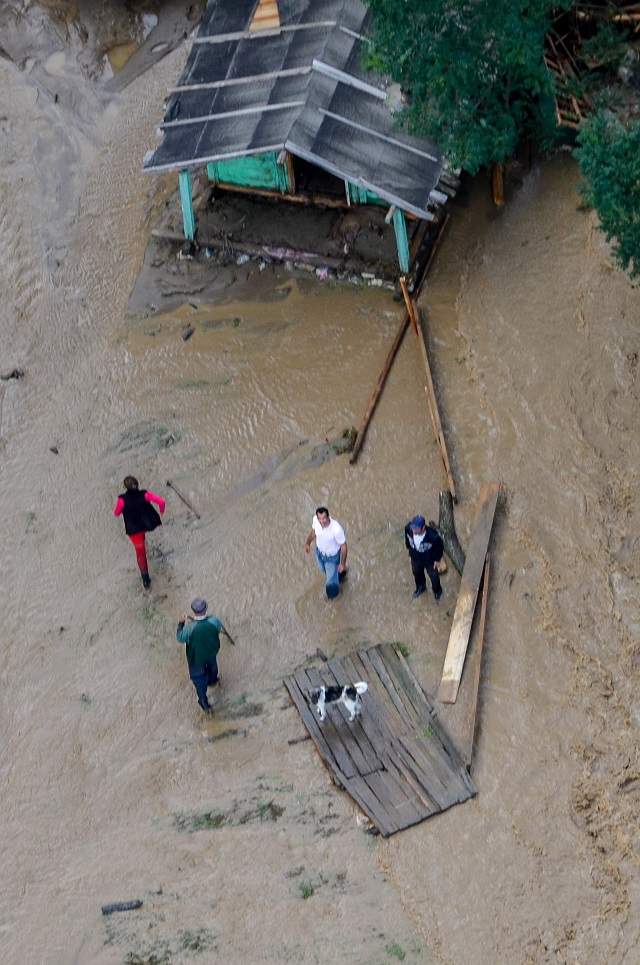 FOTO Imagini cumplite de la inundaţii! Sute de gospodării, înghiţite de ape