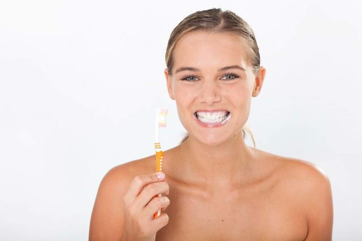 Pasta de dinţi naturală! Cum îţi albeşti dinţii acasă