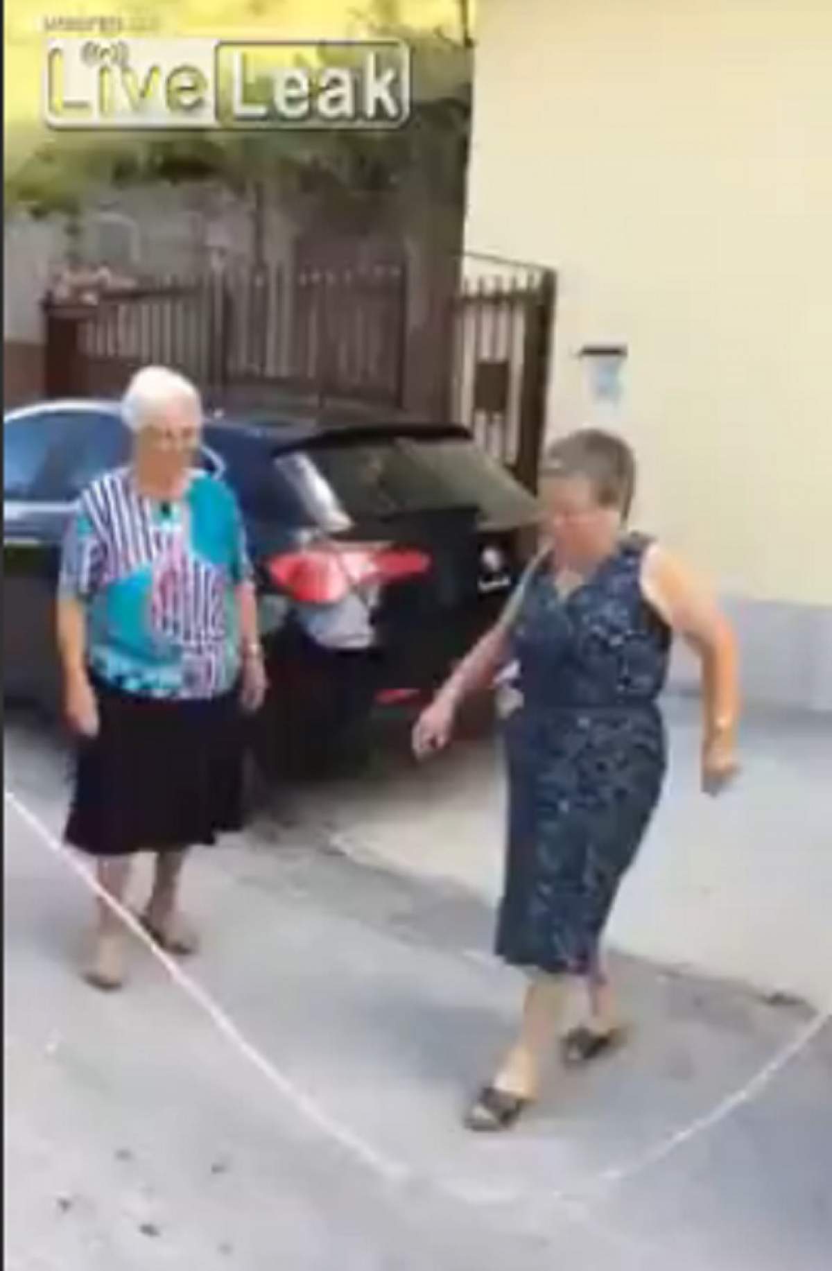 VIDEO Nişte "copiliţe"! Cum se distrează câteva bătrânici în faţa blocului