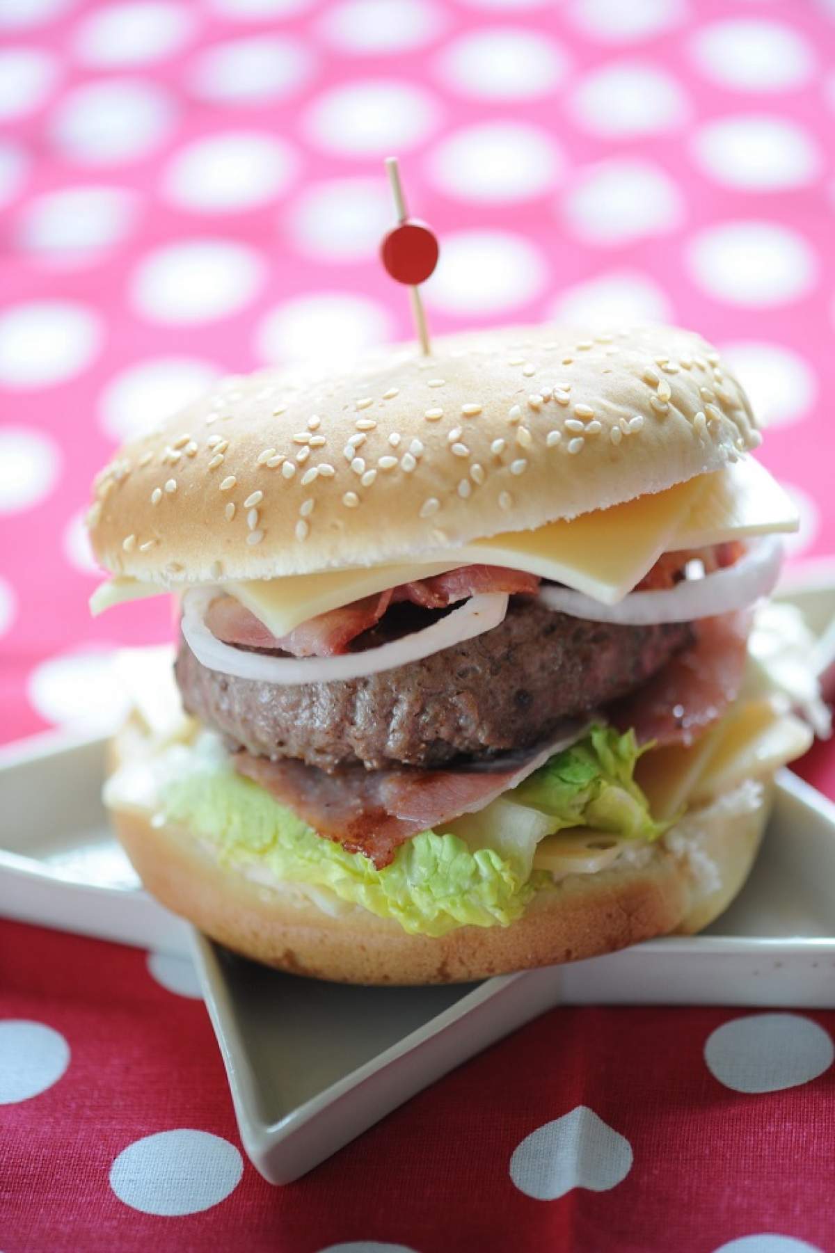 VIDEO Rămâi ŞOCAT! Iată cum arată un cheesburger în stomacul tău!