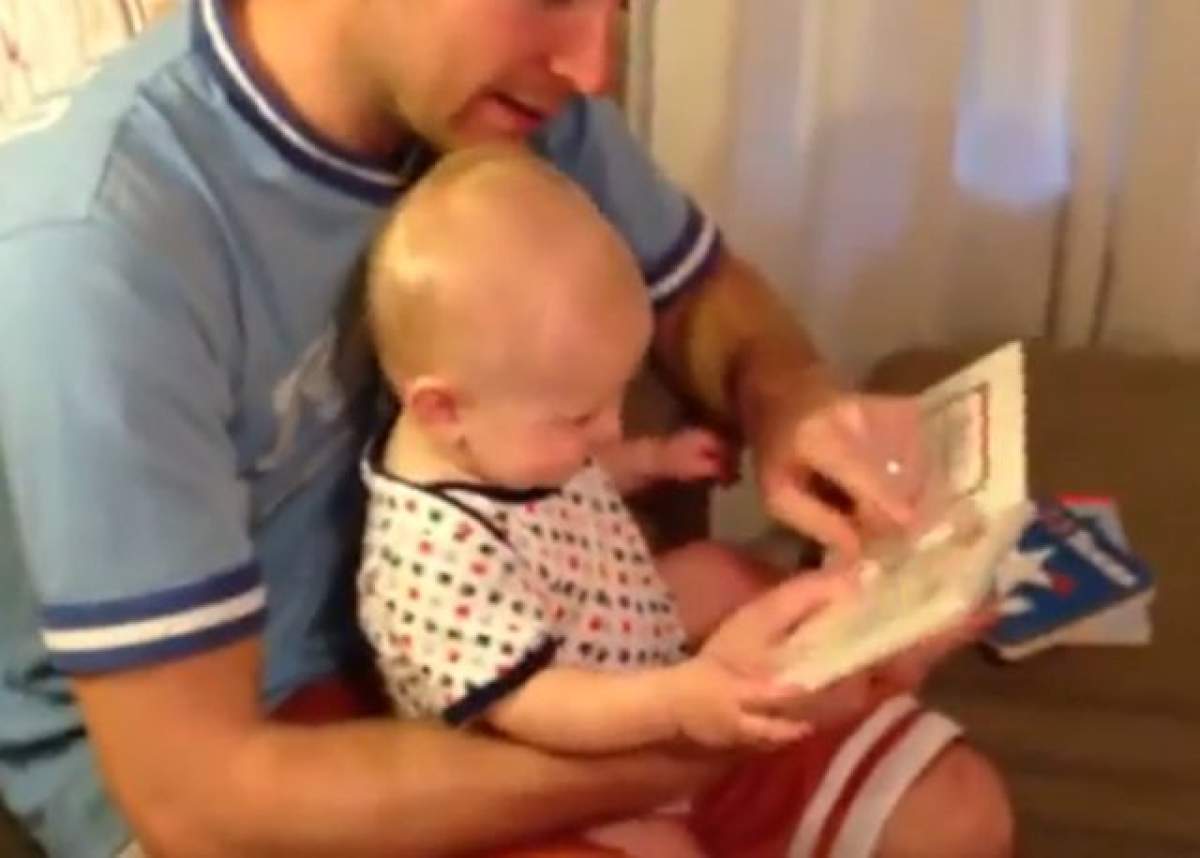 VIDEO Vei  râde cu lacrimi! Cum reacţionează un bebeluş când tatăl lui îi citeşte prima carte