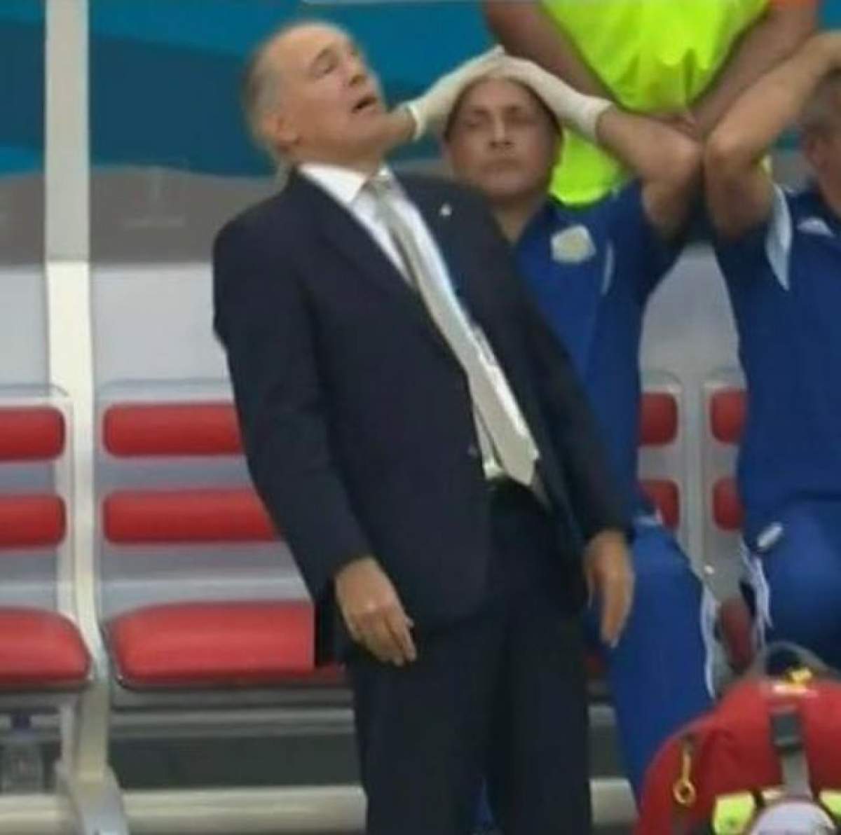 VIDEO Antrenorul Argentinei a leşinat în timpul meciului de astăzi! Imagini de coşmar cu  Alejandro Sabella