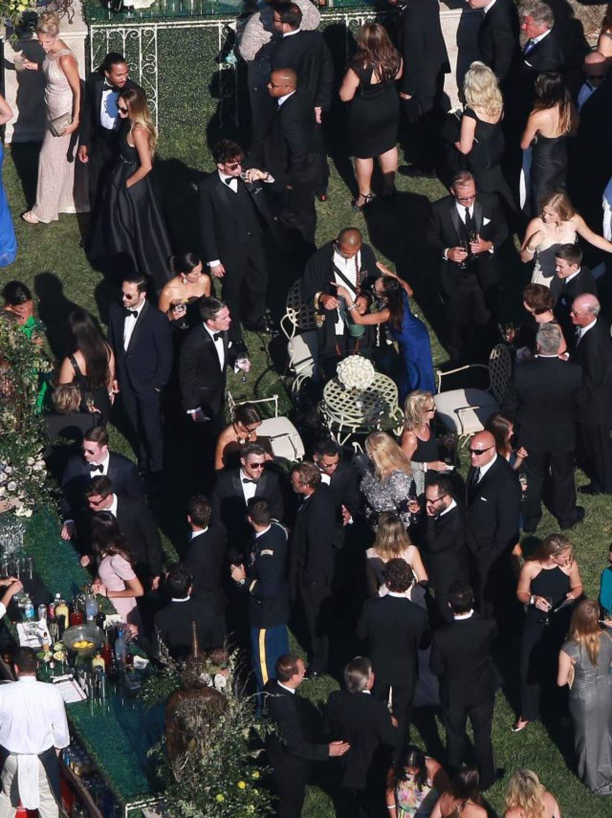 FOTO Nuntă sau înmormântare?!! Cum a arătat ceremonia de căsătorie a uneia dintre cele mai cunoscute blonde din showbiz