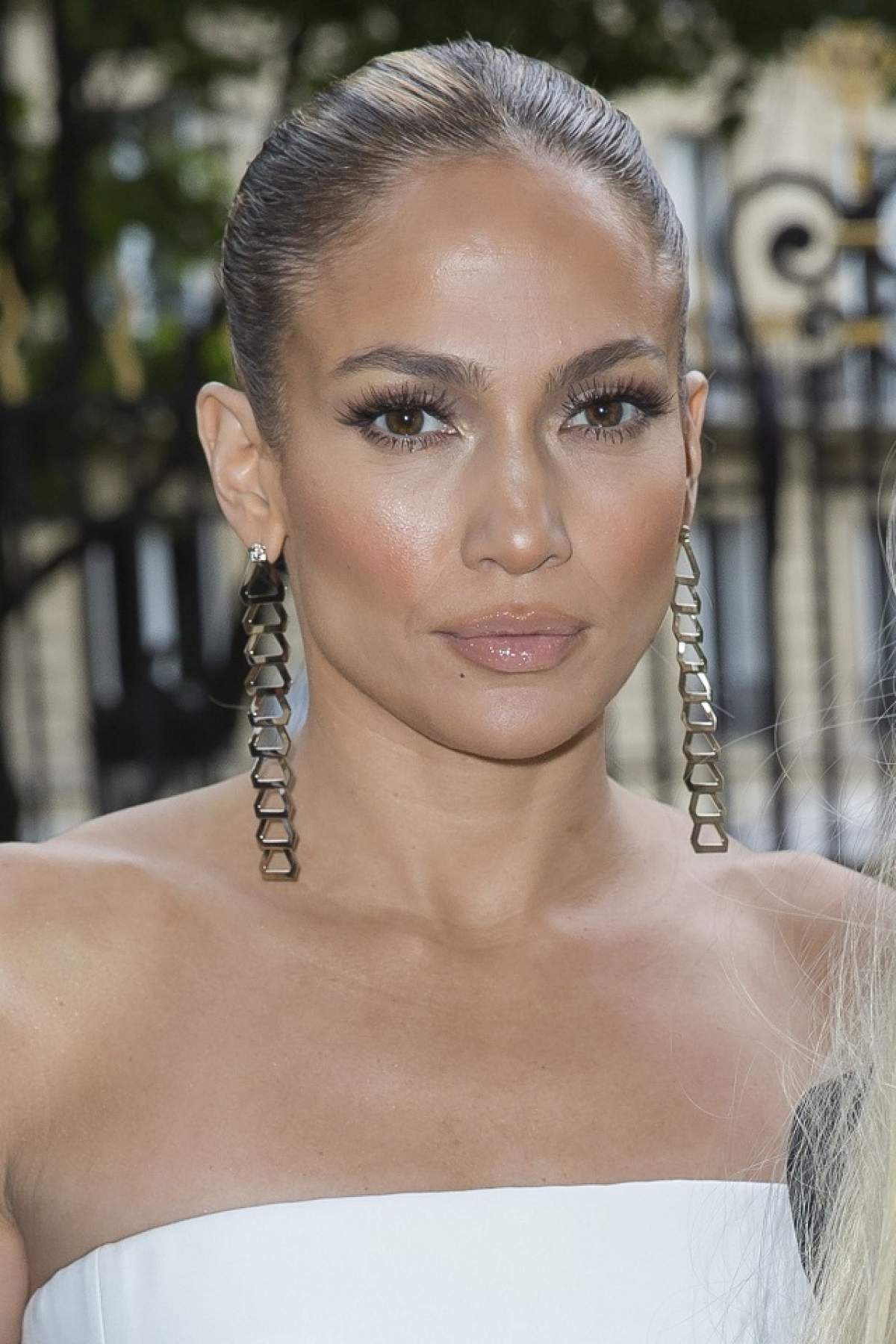 FOTO Jennifer Lopez arată impecabil în ţinuta asta! A atras toate privirile la Paris cu silueta de vis