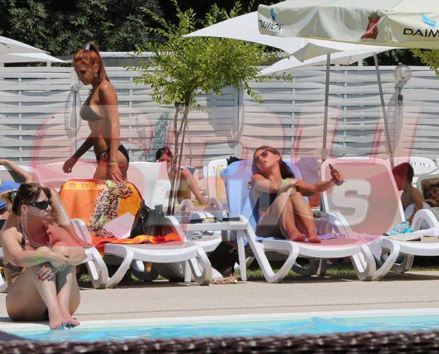 EXCLUSIV A băgat în boală toţi bărbaţii de la piscină! Uite cum arată silicoanele Alinei Radi! Imagini HOT cu artista de muzică populară