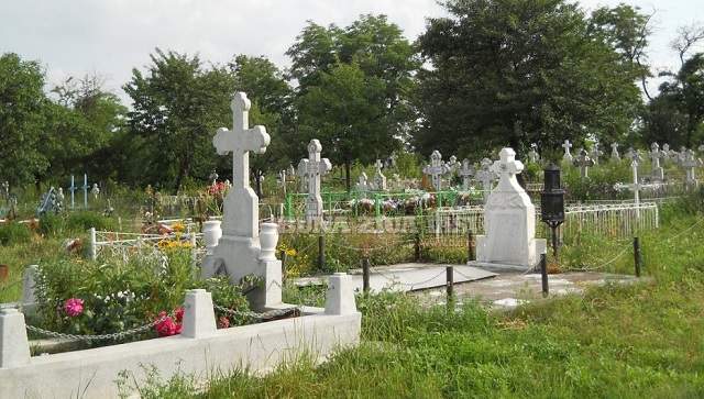 Poveste halucinantă! Vrea să-şi exhumeze copilul ucis de iubit ca să-l scoată pe criminal din închisoare!