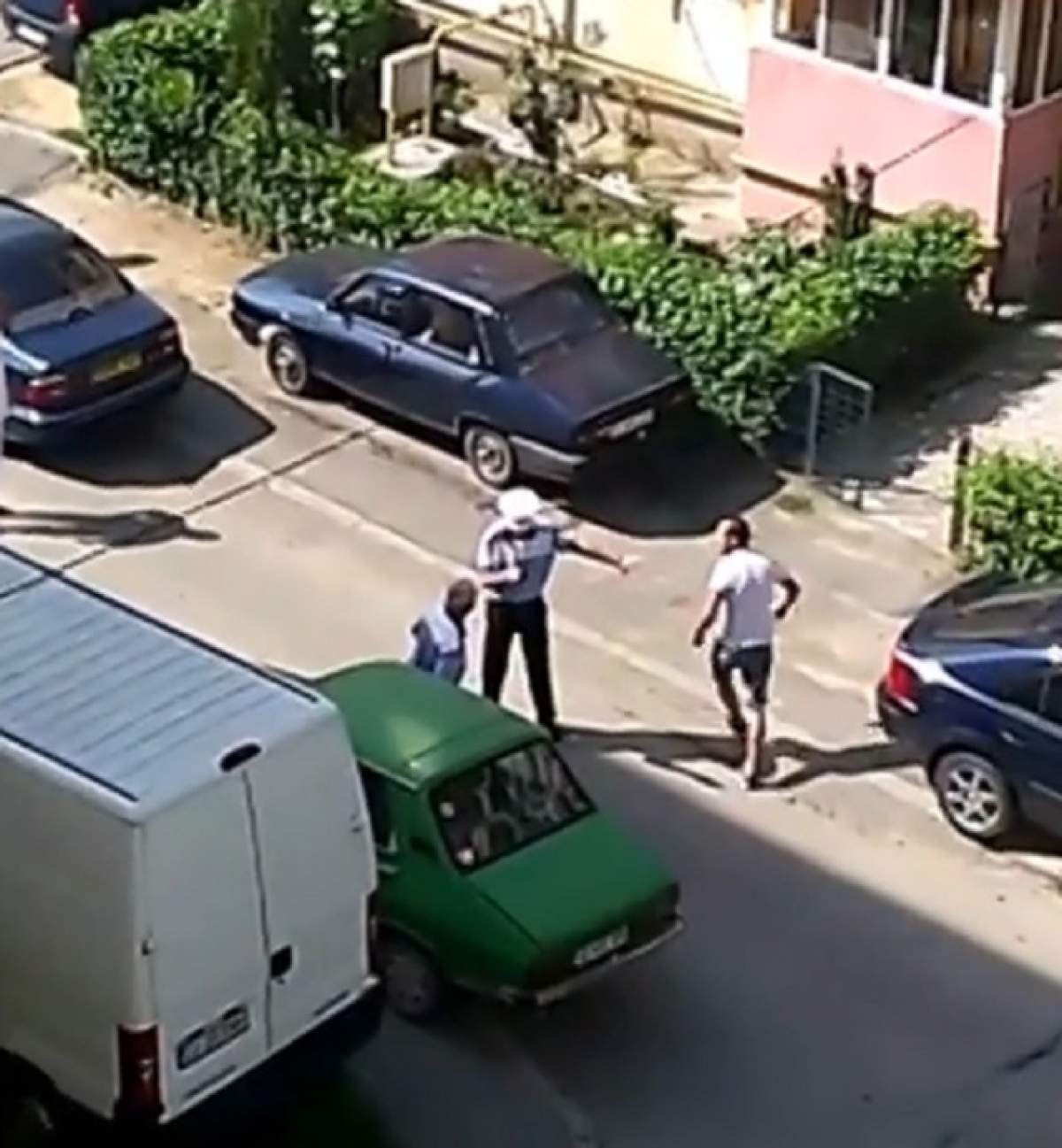 VIDEO Bătaie în plină zi între un individ şi doi poliţişti! Scene incredibile pe străzile din Craiova