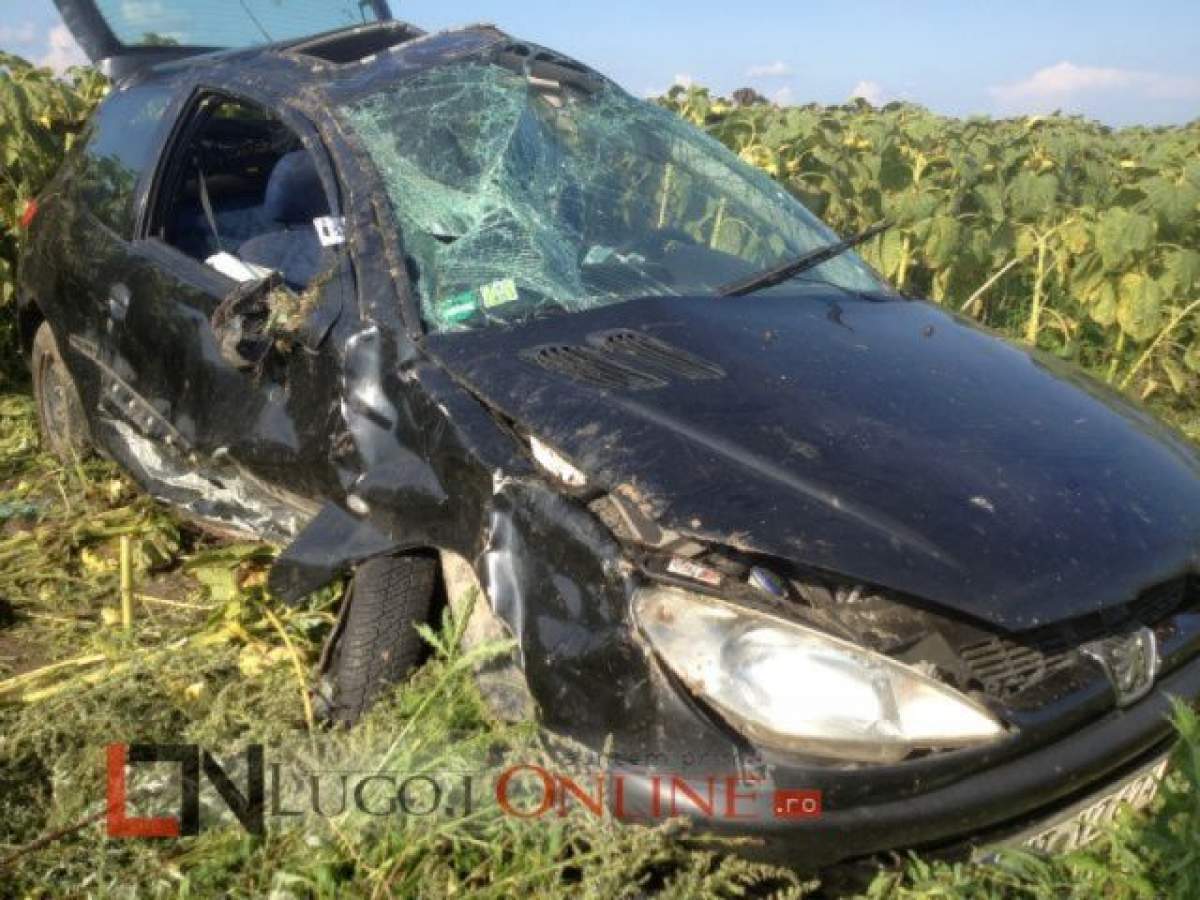 VIDEO /Accident cumplit! Un copil a zburat cu scăunel cu tot din maşină